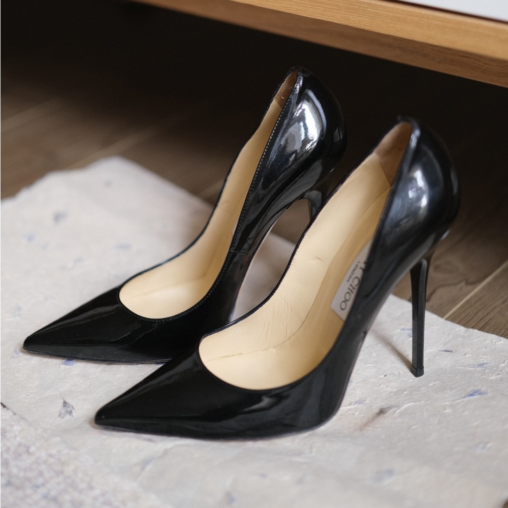 JIMMY CHOO BLACK PATENT-LEATHER PUMPS. Made in Italy, 100mm heel. Size 38,5